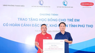 Thanh Mieu mahallesindeki 90 dezavantajlı çocuğa burs verildi.