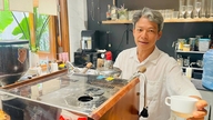 Mens de besøkende så på malerier fra Sør-Vietnam, ble de overrasket over å bli tilbudt kaffe av kunstneren selv.
