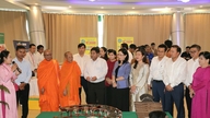Discutindo formas de preservar a cultura étnica Khmer no novo contexto de desenvolvimento.