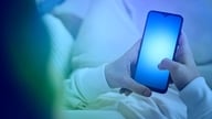 Får det blå lys fra din telefon dig virkelig til at miste søvn?