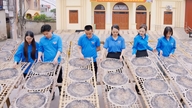 Unge mennesker i Bac Ninh anvender teknologi til at fremme traditionelle håndværkslandsbyer.