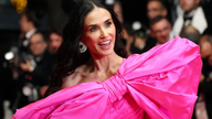 Demi Moore kritizována za přehnané hraní na červeném koberci v Cannes.