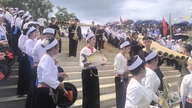 Femeile își dau mână de mână pentru a păstra spiritul festivalului de-a lungul râului Tló.