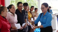 El sindicato provincial organizó el programa "Gracias a los trabajadores" en el barrio de Khanh Hau.