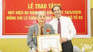 เลขาธิการพรรคประจำจังหวัดได้มอบเหรียญสมาชิกพรรคครบรอบ 80 ปี ให้แก่นายเล จิ๋น สมาชิกพรรค