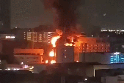 Thailand: Stor brand bryder ud på hotel i Pattaya, turister går i panik og flygter.