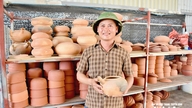 ຊາຍໜຸ່ມຄົນໜຶ່ງຈາກແຂວງເຫງະອານ ກຳລັງເພີ່ມຊີວິດຊີວາໃຫ້ກັບໝໍ້ດິນເຜົາ ຈູເຊີນ.