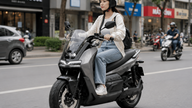 VinFast mengeluarkan motosikal elektrik Touring untuk peminat pengembaraan.