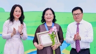 Mendiang artis dan pengarah Ngo Manh Lan menerima 'Anugerah Pencapaian Sepanjang Hayat - Cricket Knight'.