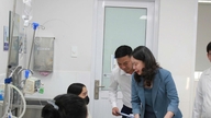Visepresident Vo Thi Anh Xuan besøker og overrekker gaver til barn som er pasienter i Ho Chi Minh-byen.