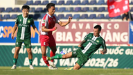 Entrada perigosa do ex-zagueiro da seleção vietnamita.