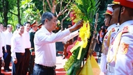 Premierminister Le Minh Hung hylder de heroiske martyrer i Quang Tri-provinsen.