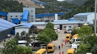 Bij een explosie in een kolenmijn in China zijn minstens 90 mensen omgekomen.