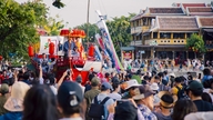 Livlige japanske farver midt i Hoi Ans gamle bydel, turister strømmer til for at opleve det.