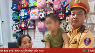 Hanoi: Polis trafik segera menyelamatkan seorang kanak-kanak berusia 5 tahun yang telah terbabas ke jalan raya.