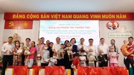 A vice-primeira-ministra Pham Thi Thanh Tra visita e entrega presentes a crianças com câncer na cidade de Ho Chi Minh.