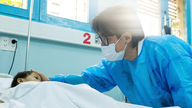 Ha Anh Tuan sponsorerer omkostningerne ved en levertransplantation til en 2-årig pige.