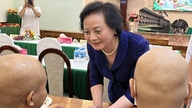 Vicepremierminister Pham Thi Thanh Tra: Jeg var overvældet af følelser, da jeg mødte børnene med kræftpatienter.