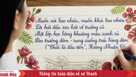 Versene er trykt med fed skrift på siderne i en elevs årbog.