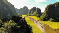 Tam Coc resplandece con tonos dorados: miles de personas desafían el sol para presenciar el desfile de productos locales en el río Ngo Dong.