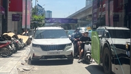 Die Nguyen Trai Straße ist völlig verstopft, viele Autos fahren immer noch dreist auf der Straße.