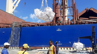 Et skib med 15.000 tons rishjælp fra Kina er ankommet til Cuba.