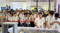 200人以上の中学生が、北部で初めて開催されたAIロボット競技会に参加した。