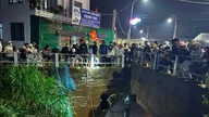 Λαμ Ντονγκ: Επείγουσες έρευνες για το κορίτσι που παρασύρθηκε από τα νερά της πλημμύρας.