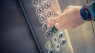 Kun uhøflige personer trykker på elevatorknappen, når de går to etager op eller ned.