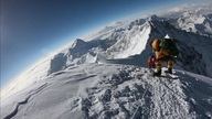 A notável conquista do Monte Everest por um alpinista australiano, que durou 50 dias.