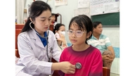 La Unión Juvenil del Hospital General de Kien Giang ofreció exámenes médicos gratuitos a más de 400 estudiantes.