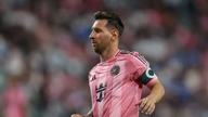 Messi forlader banen skadet, fans bekymrede nu hvor VM nærmer sig.