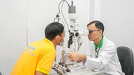 Rawatan katarak menggunakan teknologi fakoemulsifikasi tanpa pembedahan di Can Tho.