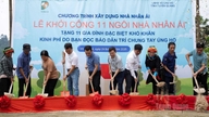 Lahjoitti 650 miljoonaa Vietnamin dongia hyväntekeväisyystalojen rakentamisen tukemiseen Cao Bon kunnassa.