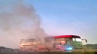 En sovebus bryder i brand på Nord-Syd-motorvejen.