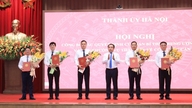 하노이시는 여러 기관 및 지역의 인사 결정 사항을 발표했습니다.