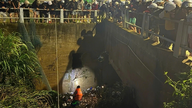 Dezenas de pessoas estão numa corrida contra o tempo para encontrar uma menina do sexto ano que foi levada pelas enchentes em Da Lat.