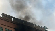 Imagens de centenas de pessoas fugindo de um prédio de apartamentos em chamas na cidade de Ho Chi Minh nas primeiras horas da manhã.
