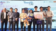 Un élève de 11e année (garçon) participant à un concours académique « remporte » une bourse d'études de 70 % de l'université Hoa Sen.