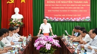Maakuntapuoluekomitean varasihteeri Nguyen Thanh Hai työskentelee Long Hoan piirikunnan puoluekomitean pysyvän komitean kanssa.