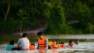 Wir schaffen glückliche Schulen, indem wir Schwimmkurse für Kinder zugänglich machen.