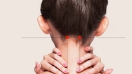 La terapia di digitopressione aiuta ad alleviare il mal di testa e il colpo di calore durante l'estate.