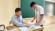 Calon-calon di Bac Ninh memberanikan diri menghadapi terik matahari untuk melengkapkan prosedur peperiksaan kemasukan darjah 10.