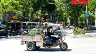 คนงานดิ้นรนเพื่อหาเลี้ยงชีพภายใต้สภาพอากาศร้อนจัด 40 องศาเซลเซียสในกรุงฮานอย