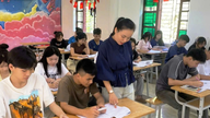 Lærere og elever i den bjergrige region i Thanh Hoa-provinsen forbereder sig flittigt til eksamener under den brændende varme.