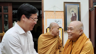 Przywódcy Ho Chi Minh City odwiedzają i składają gratulacje Czcigodnemu Thich Giac Toanowi z okazji obchodów urodzin Buddy.