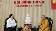 Vedoucí představitelé Ho Či Minova Města blahopřejí k Buddhovým narozeninám v kanceláři č. 2 ústředního výboru Vietnamské buddhistické asociace.