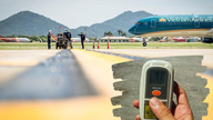 Bilder på arbetare som uthärdar den stekande 71°C-värmen på den största flygplatsen i norra Vietnam.