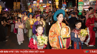 Hagyományos vietnami ruhákat viselő művészek vonulnak fel Buddha 2026-os születésnapjának megünneplésére.