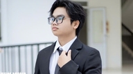 Retrato de um aluno do sexo masculino da Escola Secundária de Ninh Giang que obteve a pontuação máxima no Exame de Avaliação de Habilidades de Pensamento.